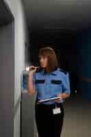 Foto grátis guarda de segurança no espaço de trabalho