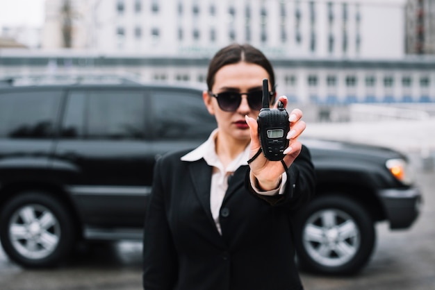 Foto grátis guarda mulher monitorando área