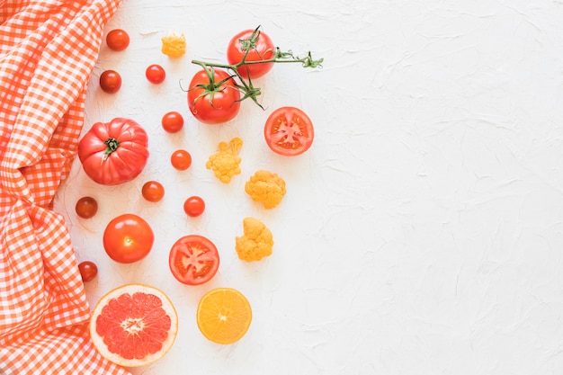 Guardanapo com legumes e frutas no pano de fundo texturizado branco