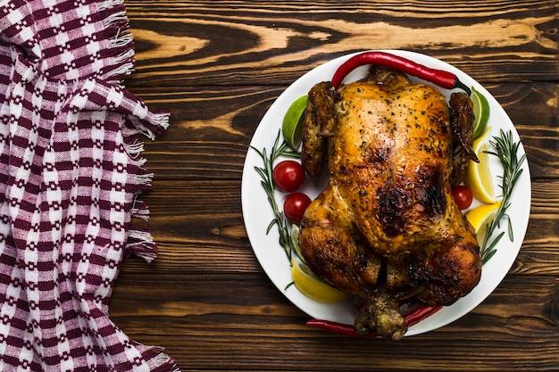 Guardanapo e frango na mesa de madeira