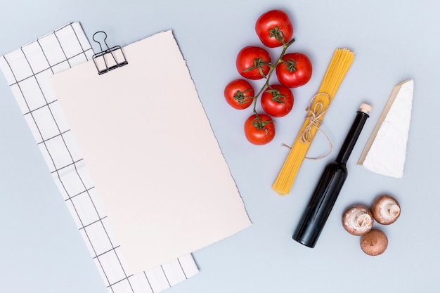 Guardanapo; papel branco em branco e ingrediente para cozinhar macarrão na superfície