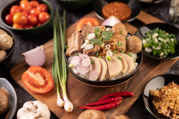 Guay Jap, almôndegas, salsicha de porco vietnamita e osso de porco, comida tailandesa.