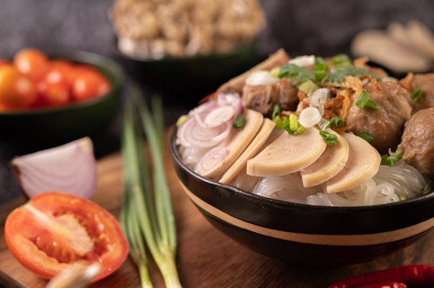 Guay Jap, almôndegas, salsicha de porco vietnamita e osso de porco, comida tailandesa.