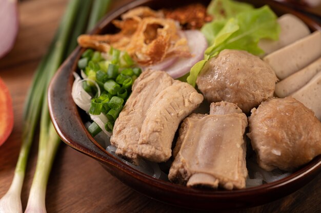 Guay Jap, almôndegas, salsicha de porco vietnamita e osso de porco, comida tailandesa.