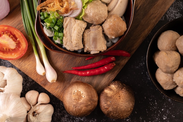 Guay Jap, almôndegas, salsicha de porco vietnamita e osso de porco, comida tailandesa.