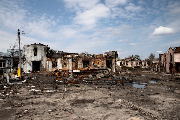 Guerra do russo demolido do edifício na ucrânia