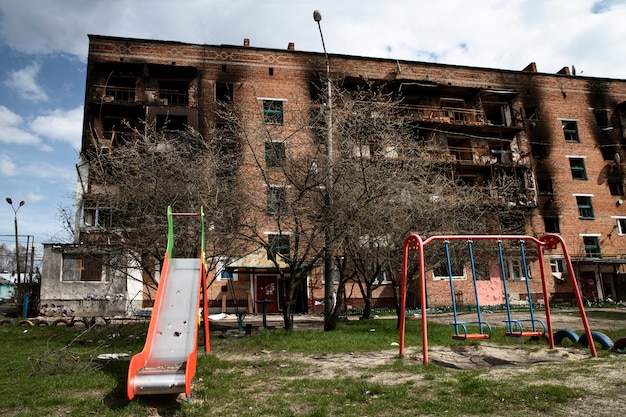 Guerra do russo demolido do edifício na ucrânia