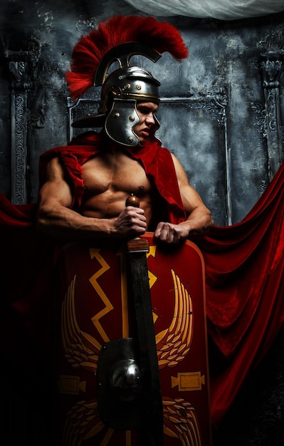 Guerreiro romano com corpo musculoso segurando espada e escudo