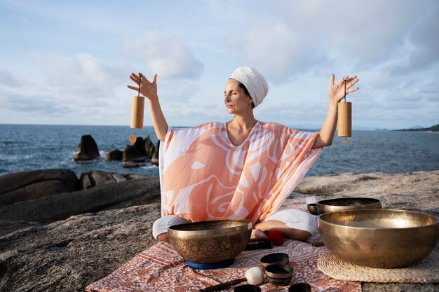 Guia de meditação de tiro completo com ferramentas na praia