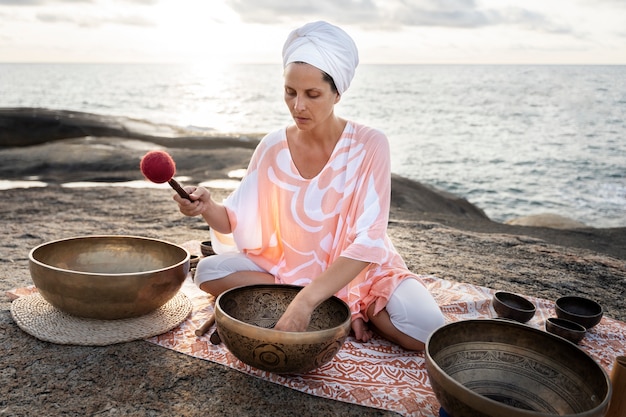 Guia de meditação sênior com taças cantando tiro completo