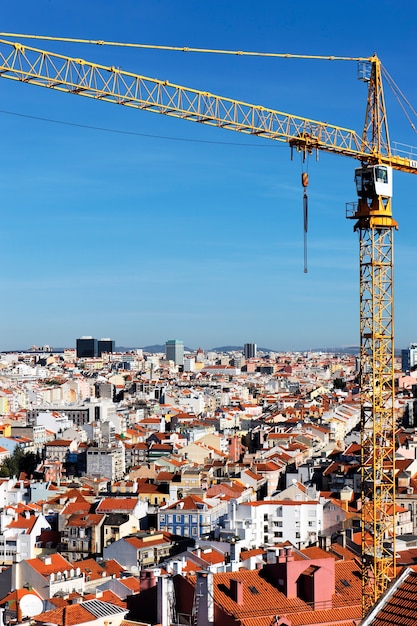 Foto grátis guindaste amarelo em canteiro de obras em lisboa