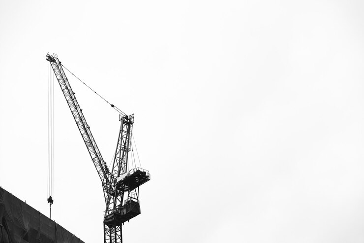 Foto grátis guindaste no céu em uma construção