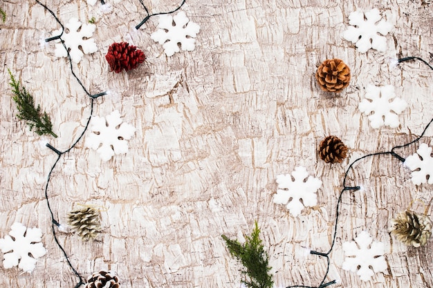 Foto grátis guirlanda ardente com flocos de neve brancos