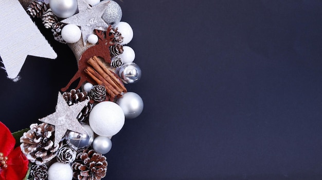 Guirlanda de natal decorada com pinhas e bolas de prata feitas à mão