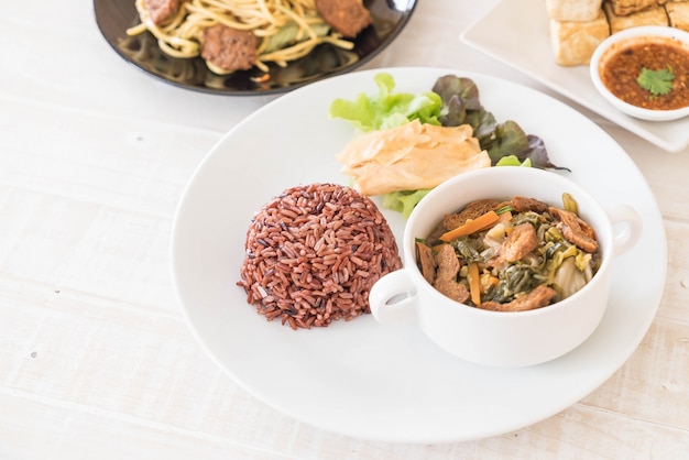 Guisado de legumes chineses e tofu com arroz de baga