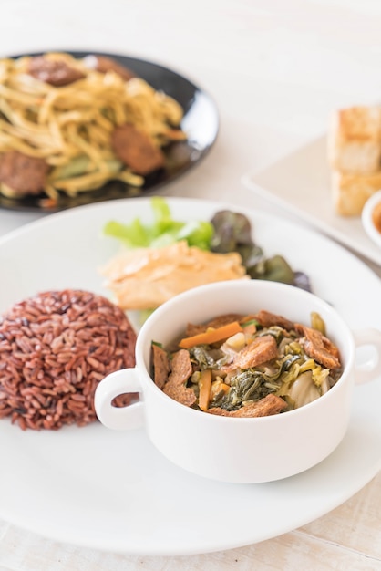 Guisado de legumes chineses e tofu com arroz de baga