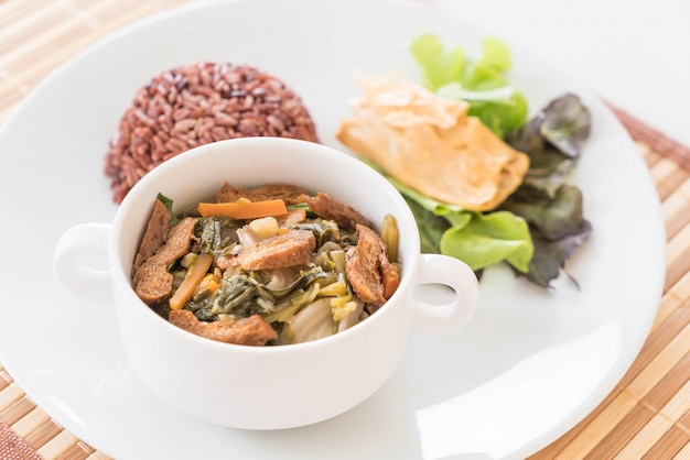 Guisado de legumes chineses e tofu com arroz de baga