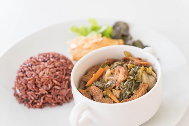 Guisado de legumes chineses e tofu com arroz de baga