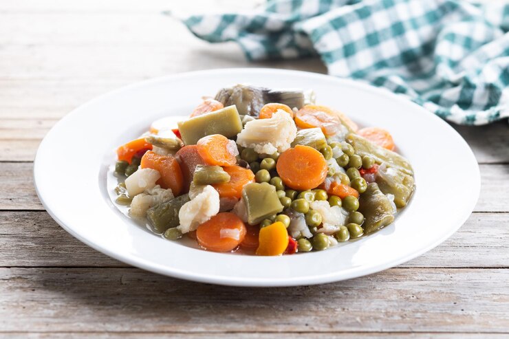Foto grátis guisado de vegetais menestra de verduras em mesa de madeira