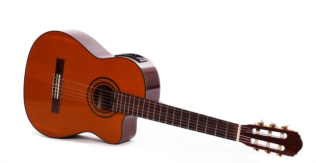 Guitarra de madeira velha isolada