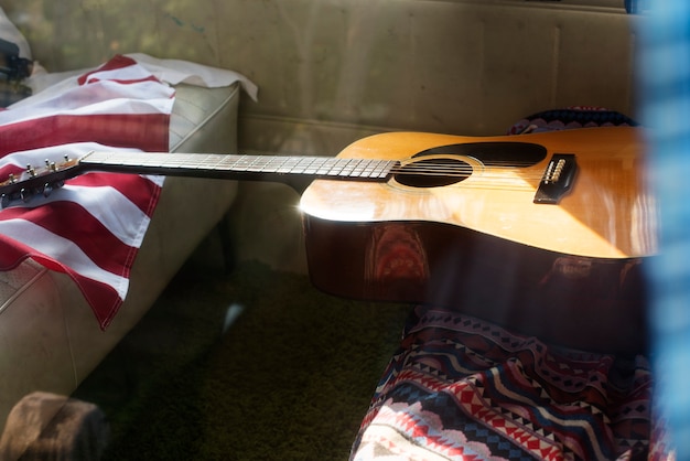 Guitarra e bandeira americana na viagem de viagem de Van banco traseiro viagem de estrada