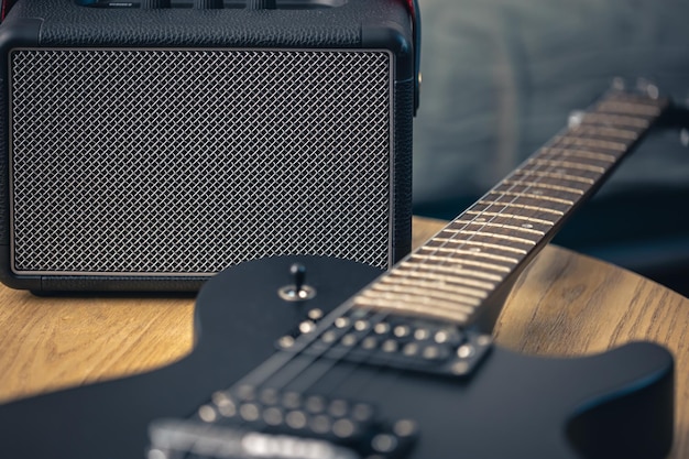 Guitarra elétrica preta e alto-falante amplificador de guitarra de perto equipamento musical