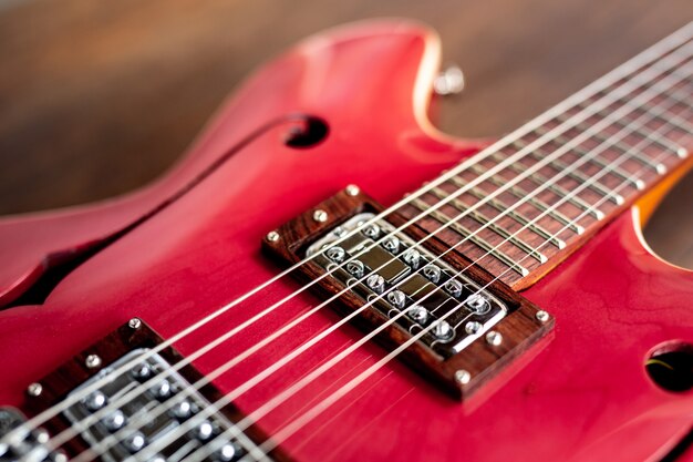 Guitarra elétrica vermelha no chão de madeira