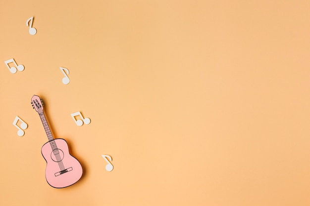 Guitarra rosa com notas musicais brancas