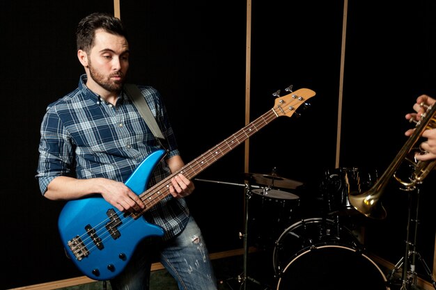 Guitarrista com guitarra azul