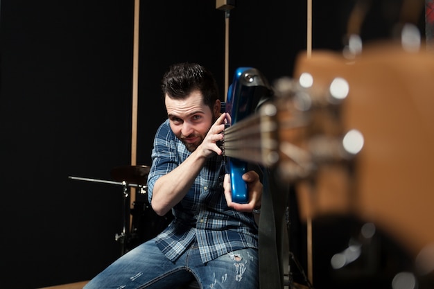 Foto grátis guitarrista, segurando, guitarra, direção, câmera