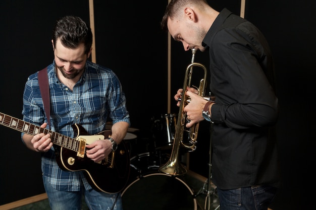 Foto grátis guitarrista, trompete, jogador, tendo, divertimento