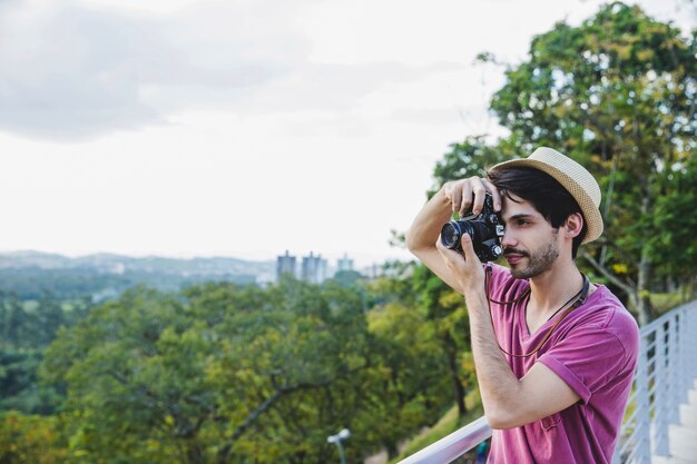 Guy pegando foto no monte