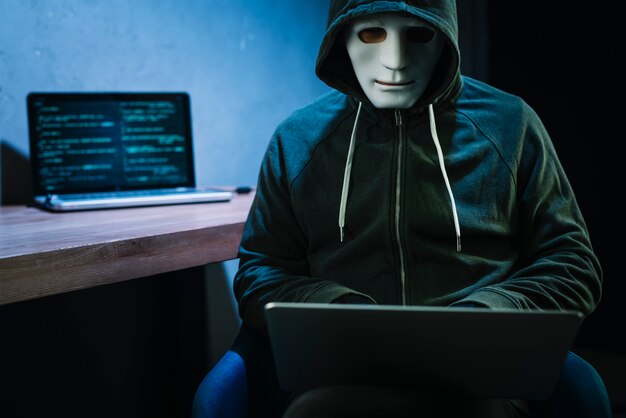 Hacker com laptop