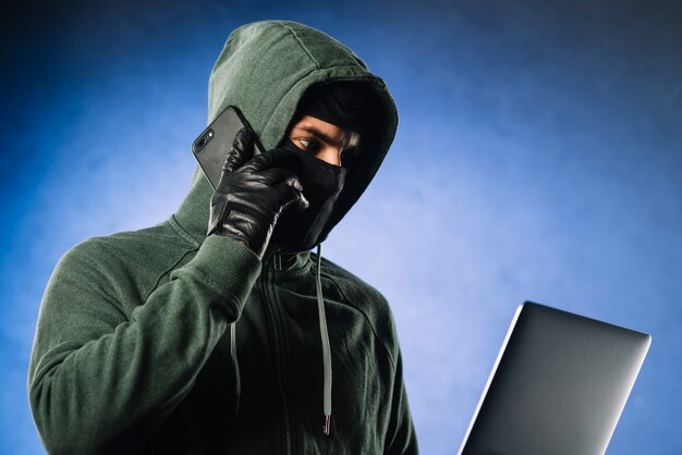 Hacker com laptop