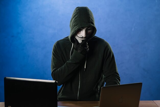 Hacker com máscara anônima
