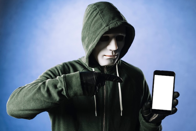 Hacker com modelo de smartphone