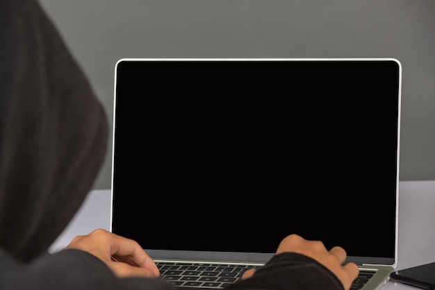 Hacker com um laptop