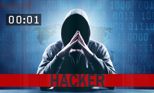 Hacker imprime um código em um teclado de laptop para invadir um ciberespaço