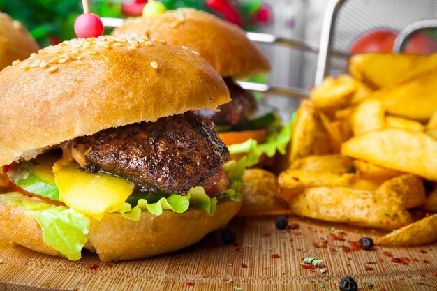 hambúrguer com batatas fritas no tabuleiro de comida