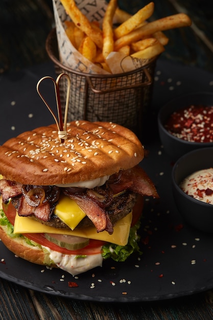 Hambúrguer com batatas fritas