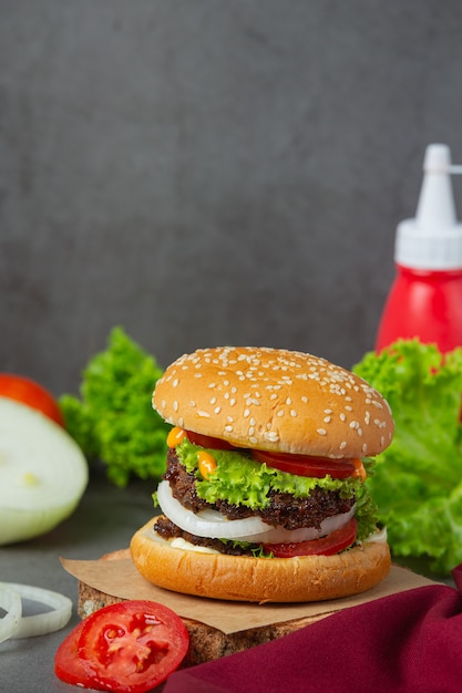 Foto grátis hambúrguer com carne frita, tomate, picles, alface e queijo.