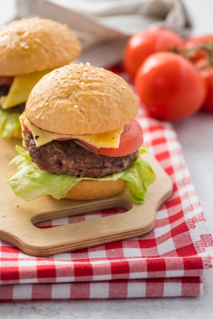 Foto grátis hambúrguer com tomates deliciosos