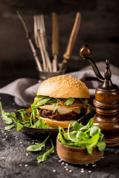 Foto grátis hambúrguer de carne bovina com salada e bacon