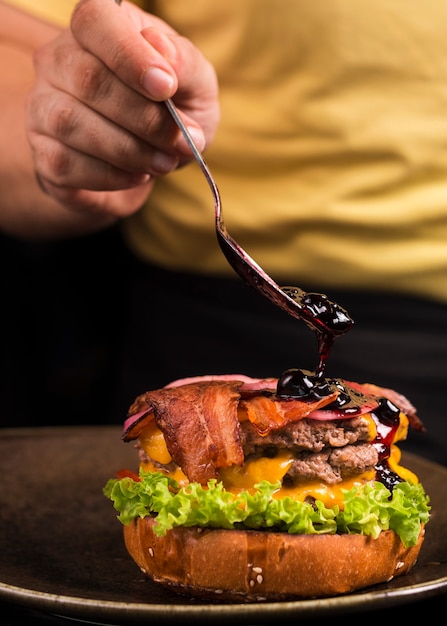 Hambúrguer de carne close-up com bacon e queijo