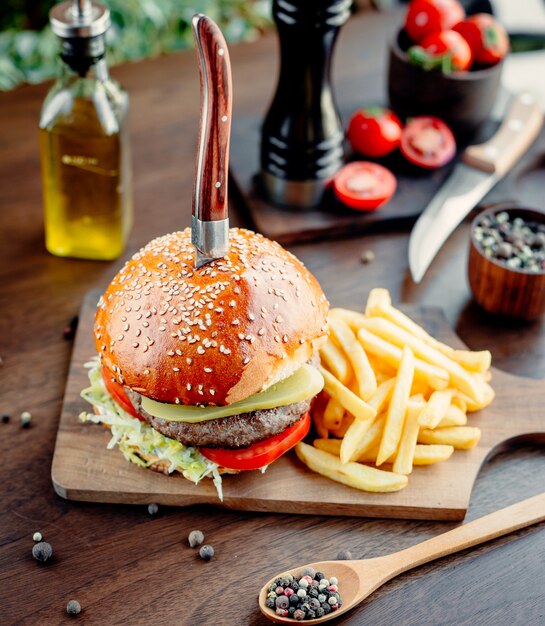 hambúrguer de carne com legumes e batatas fritas