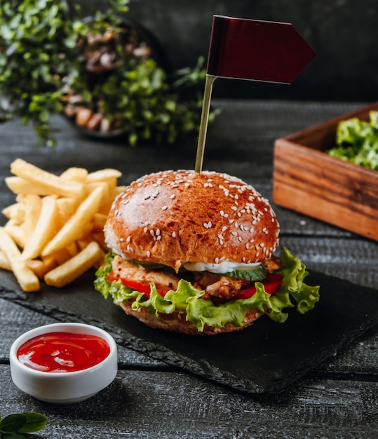 Hambúrguer de carne com legumes e batatas fritas