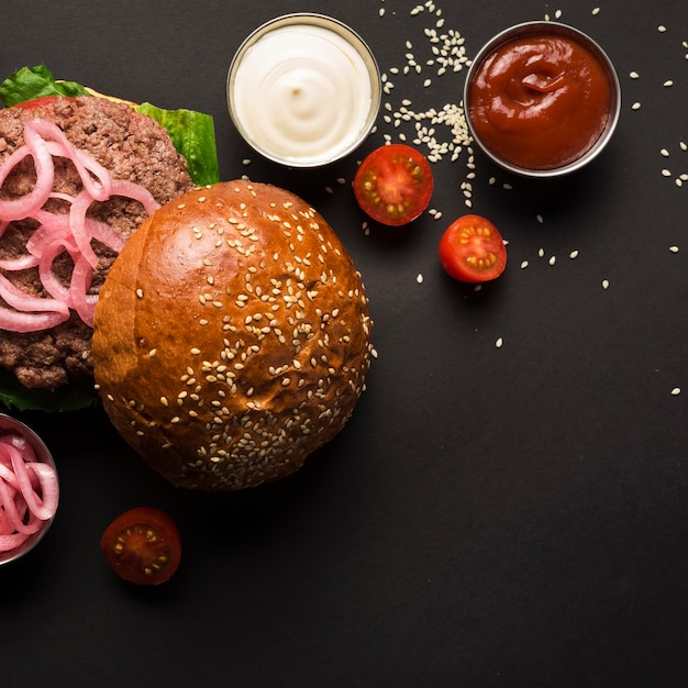 Foto grátis hambúrguer de carne com molhos saborosos