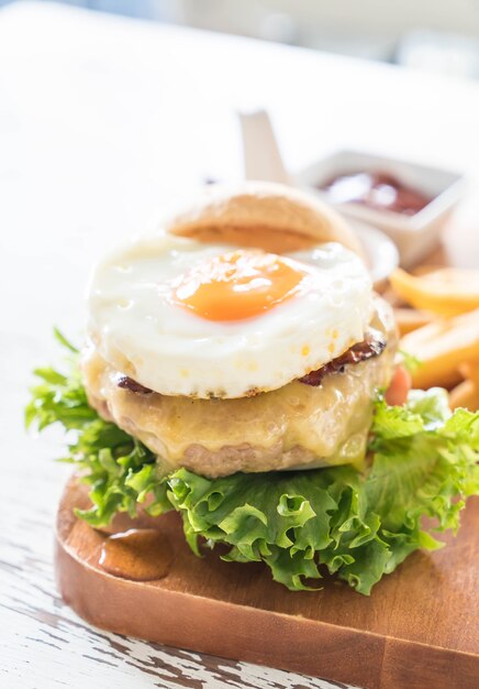 Hambúrguer de porco com queijo