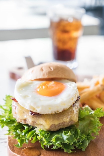 Hambúrguer de porco com queijo