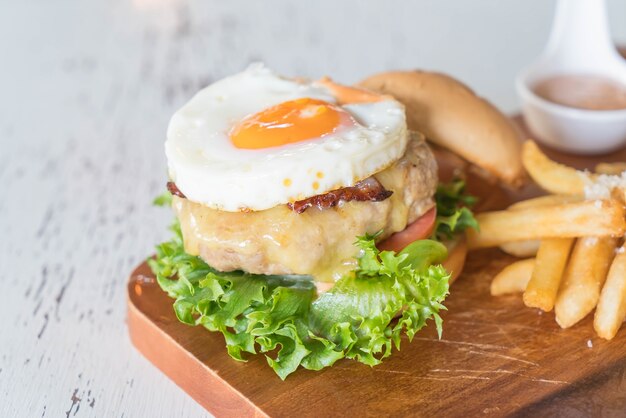 Hambúrguer de porco com queijo